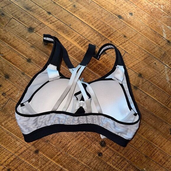 Victoria’s Secret Knockout gray front clasp 34C bra - Picture 2 of 3